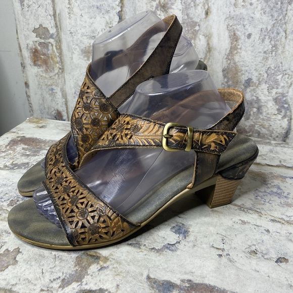 Spring Step Brown Sandals - Picture 2 of 9